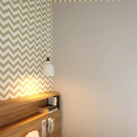 Et Marin ホテル ラヴァル